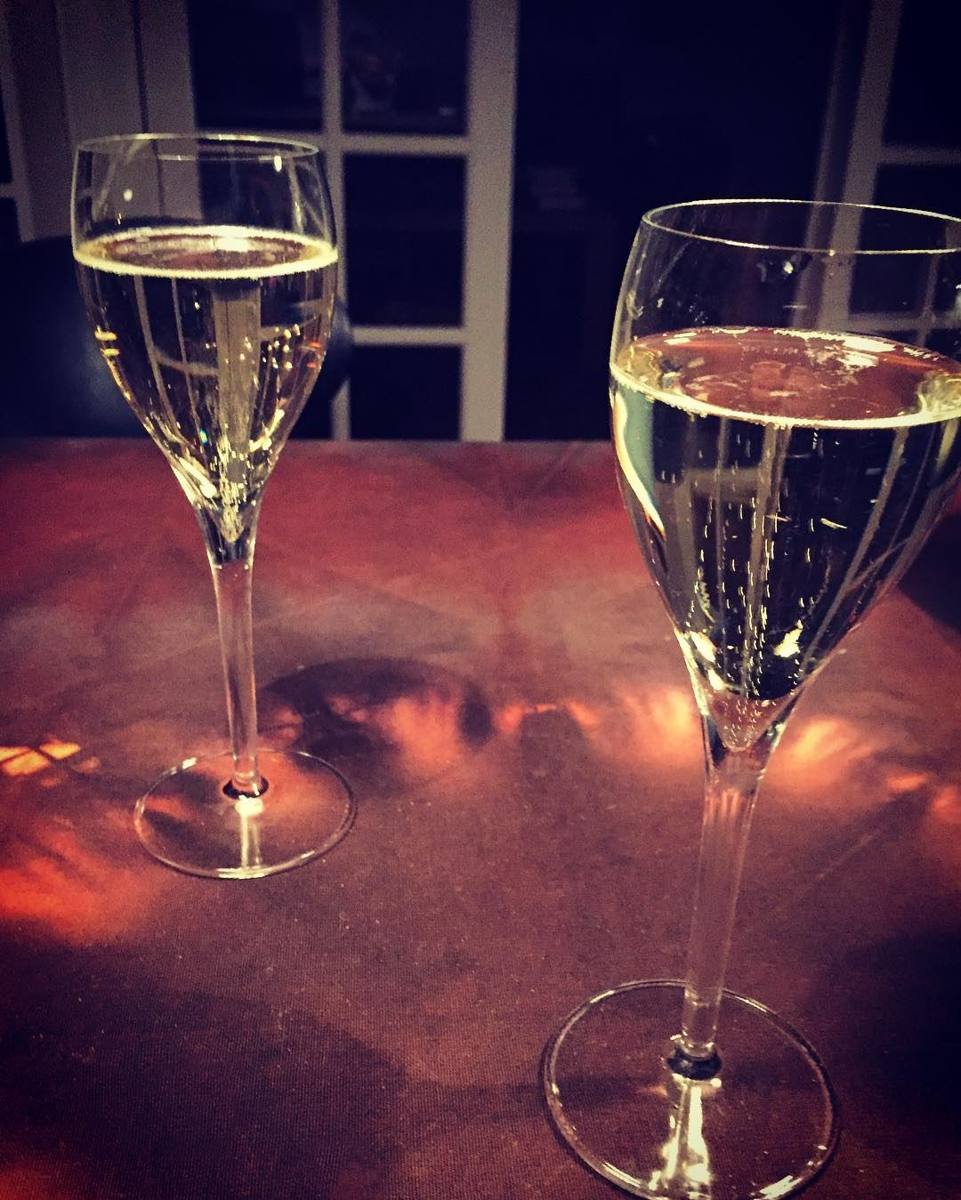 To glas champagne ved bordet til en firmafest