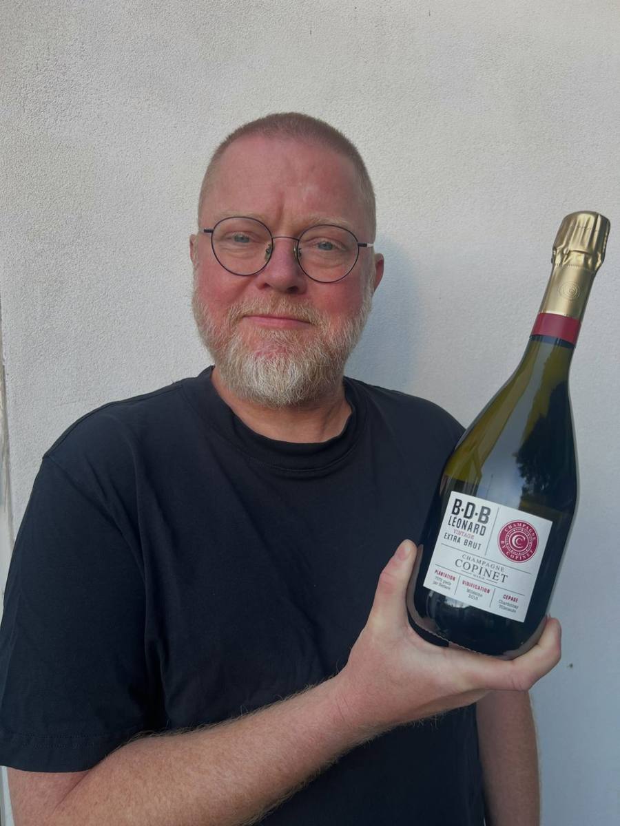 Jørgen Grønvang fra Champagneshoppen med en flaske champagne